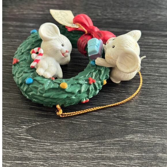 VTG 1992 Lustre Fame LTD Mouse Mice Christmas Is Sharing Ornament Wreath Bow - Picture 11 of 13